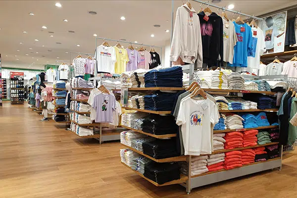 Full Length Smart Mirror application Clothing Retail Store